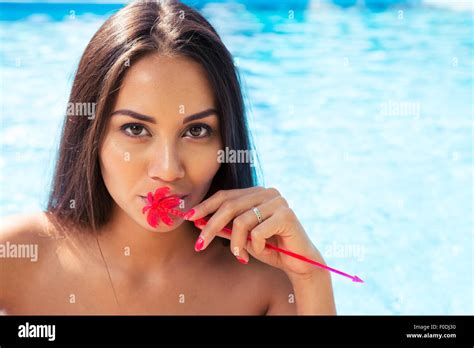 Frauen Im Bikini Im Freibad Stockfotos Und Bilder Kaufen Alamy