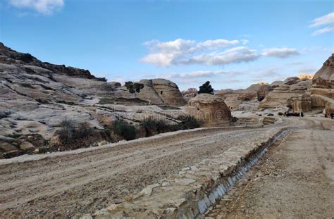 Petra Scorcio Del Parco Archeologico Dal Sentiero Di Ingresso