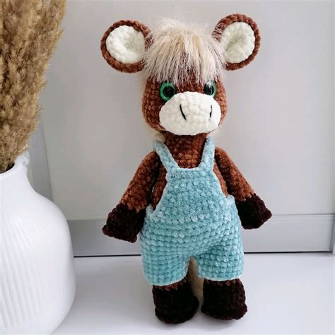 Плюшевая вязаная лошадка в комбинезоне в интернет-магазине Ярмарка ...