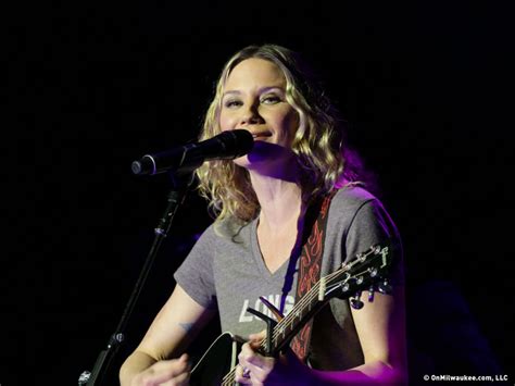 Jennifer Nettles and company burn hot at CMT's Next Women of Country tour