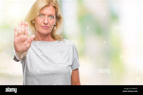 Blonde Frau mittleren Alters über isolierte Hintergrund tun halt Singen