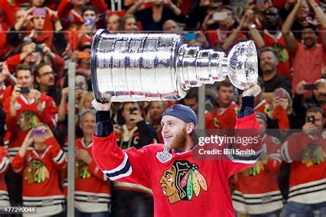 Patrick Kane Stanley Cup Photos and Premium High Res Pictures - Getty ...