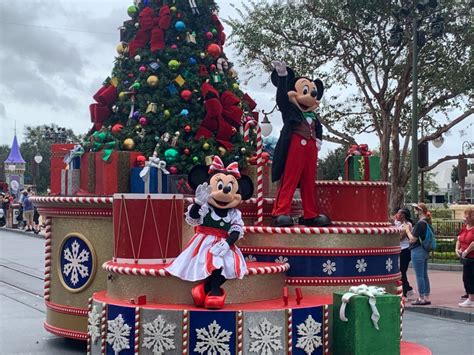 Photos Video Mickey Minnie Donald And Daisy Debut New Christmas