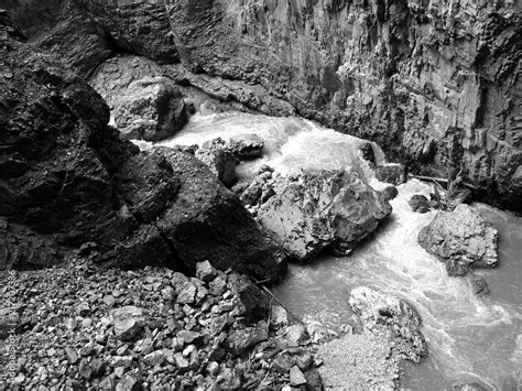 Geröll Fels und Gestein mit wildem Wasser der Breitach in der der