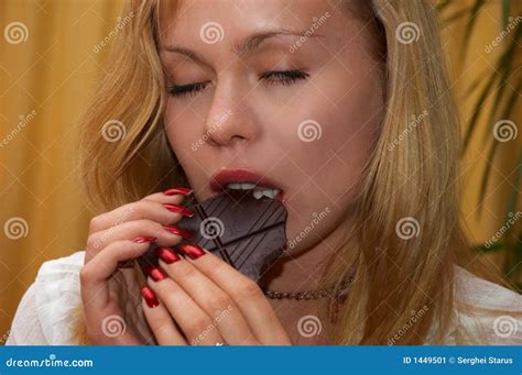 Fille Assez Blonde Mangeant Du Chocolat Image Image