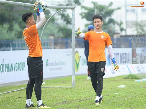 Dàn hot boy U22 Việt Nam khoác áo Hà Tĩnh FC đùa vui cực nhí nhảnh trước trận gặp Phù Đổng FC