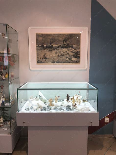 Стол витрина со стеклом для музея - 84 фото