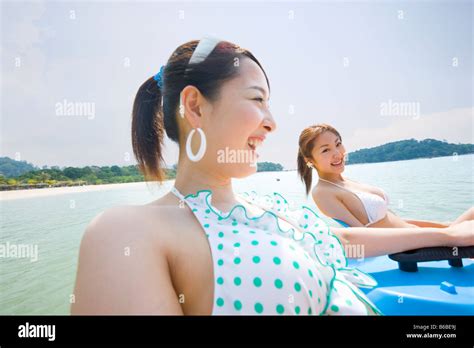 Zwei Junge Frauen Im Bikini Stockfotografie Alamy