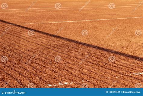 Cancha De Tenis De Tierra Batida Con Una Sombra En La Red Cancha De Tenis Roja Al Aire Libre