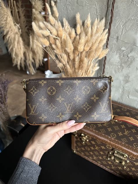 Клатч Louis Vuitton Milla купить в Москве за 45 000 руб. Женские С историей
