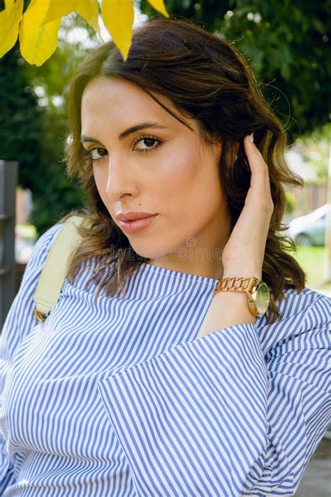 Retrato Vertical De Una Joven Latina Posando Fuera De Casa Imagen De Archivo Imagen De Belleza