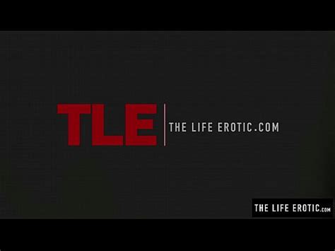 Les pinces à seins et le bâillon à boule font une rousse excitée jouir dur XVIDEOS