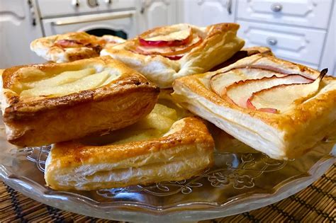Слойки с яблоком из слоеного бездрожжевого теста