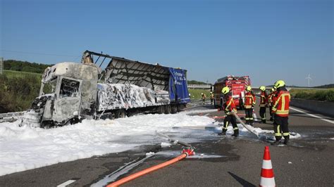 Lkw F Ngt Nach Kollision Feuer Und Brennt Aus Stundenlang Sperrung Der