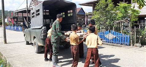 Murid Sekolah Ikut Bantu Anggota Satgas TMMD Ke 118 Kodim 1420 Sidrap