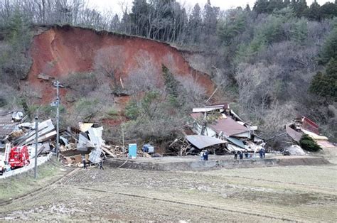 山形・鶴岡で土砂崩れ、男女2人と連絡取れず通行人から「電線がぶら下がり家が倒壊している」 読売新聞