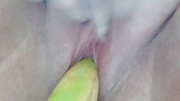 Poniendo un gran plátano en mi estrecho coño XVIDEOS