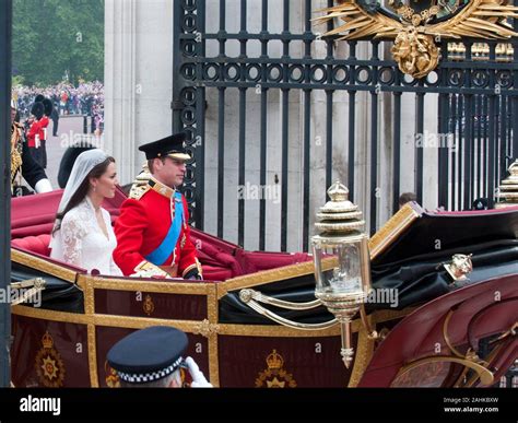 The Duke and Duchess of Cambridge arriving by carriage at Buckingham ...