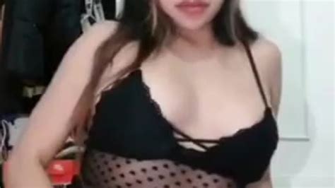 hermosa masturbándo su dulce coño hasta correrse a chorros Free Porn Videos YouPorn