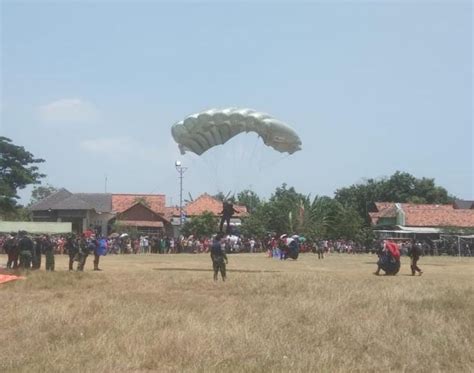 Aksi Terjun Payung Pasukan Elite TNI AL Di Langit Cirebon