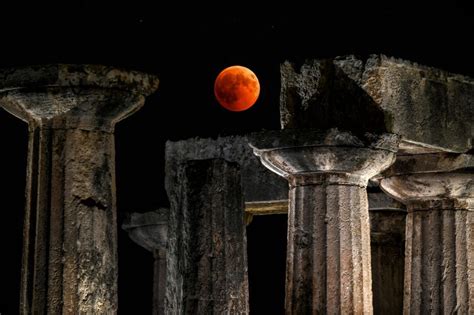 Las imágenes más espectaculares del eclipse lunar más largo del siglo