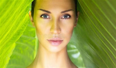 Mulher Nude Bonita Que Levanta Na Cama Foto De Stock Imagem De Sensual Naughty