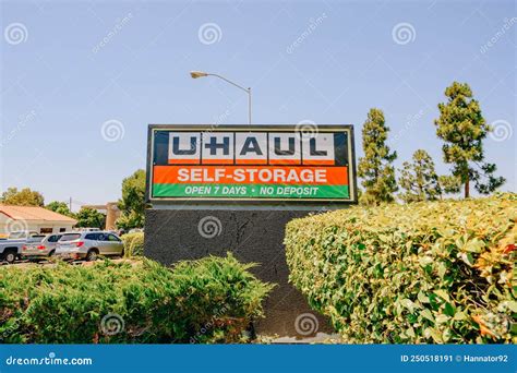 Signo De Autoalmacenamiento De Uhaul En Santa Maria California La