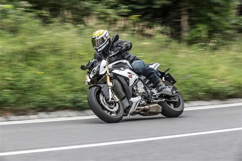 Power Naked Bike Test Aprilia Tuono V RR Vs BMW S R
