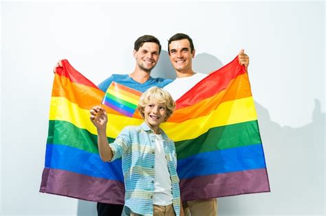 Familia lgbt pareja gay con hijo adoptivo padres homosexuales con su hijo divirtiéndose en casa