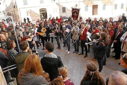 Les Estudiantines Posen Tonada Al Carnestoltes