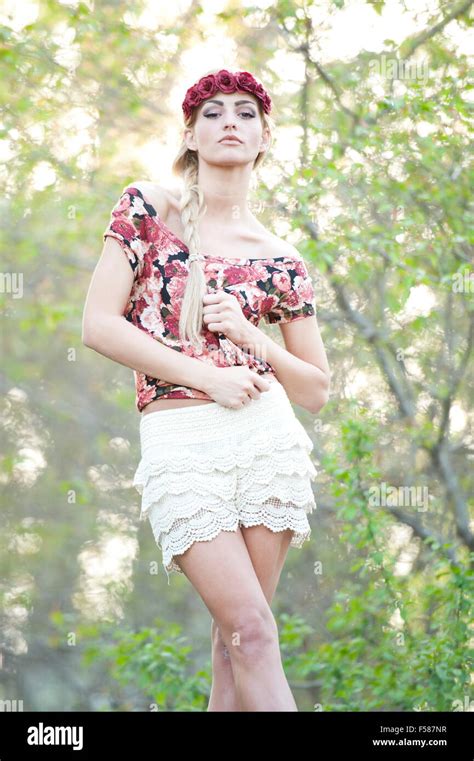 Femme blonde en couronne Banque de photographies et dimages à haute résolution Alamy