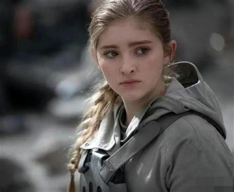 The Hunger Games Actress Posted Nude Photos To Fight Back Against