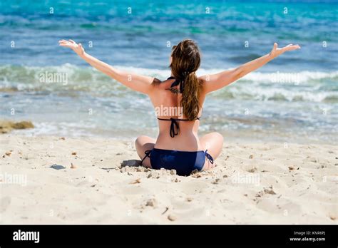 Frau Im Bikini Geniesst Den Urlaub Am Strand Ibiza Spanien Woman Makes Holiday At The Beach