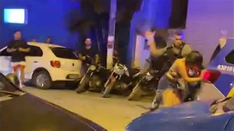 Policiais Flagrados Agredindo Mulher Na Rua S O Afastados Do Trabalho