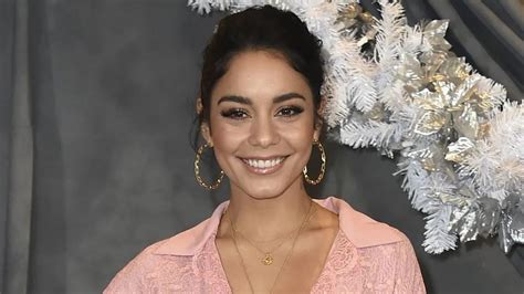 Vanessa Hudgens sensual en bikini disfrutando de una playa paradisíaca