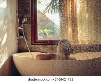 Femme Nue Blonde Sort De La Douche Photos De Stock Images
