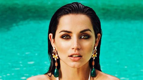 Ana de Armas posó en bikini sobre la arena y la foto cautivó a todos en Instagram QueVer