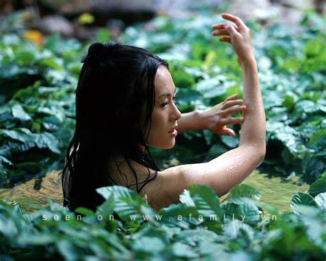 Lộ diện bức tượng Chương Tử Di bán nude khoe ngực khủng