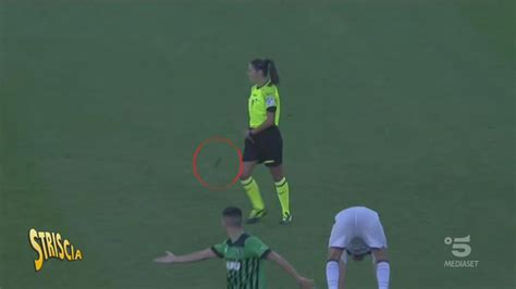 Striscioni La Prima In Serie A Di Una Donna Striscia La Notizia