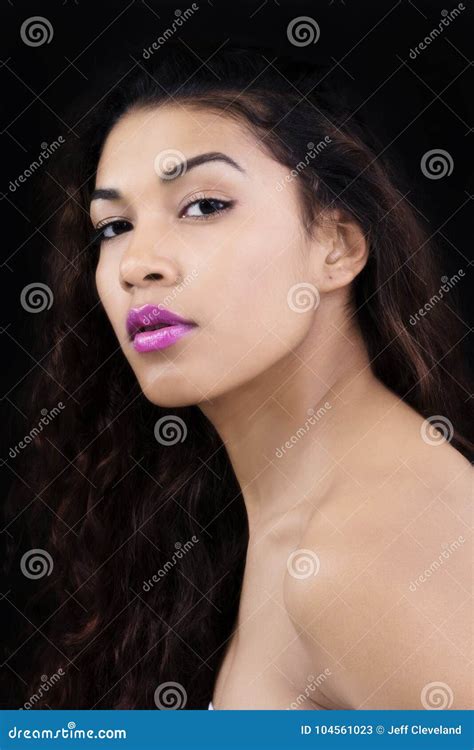 Fondo Attraente Di Buio Della Donna Di Latina Del Ritratto Nudo Delle Spalle Immagine Stock