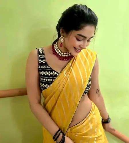 Ameya Mathew Hot And Beautiful Saree PIcs And Photo