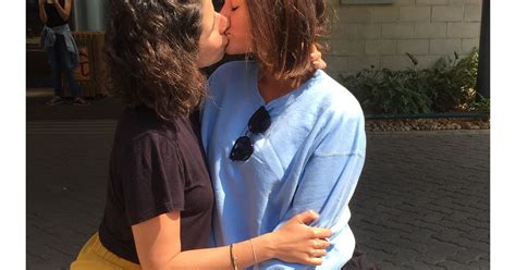 Bruna Marquezine e Tatá Werneck beijam atriz em protesto contra a cura gay Purebreak