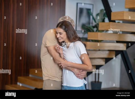 Homme Mature Et Jeune Femme Qui S Embrasse Et Regarde Dans L Amour Photo Stock Alamy