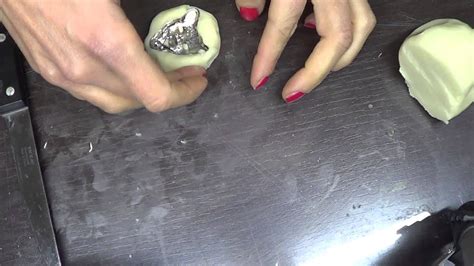 come creare uno stampo con silicone e farina - YouTube