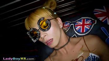 Ladyboy Elegante Y Divertida Es Follada A Pelo Xvideos