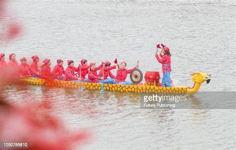 Dragon Boat Women Photos And Premium High Res Pictures Getty Images