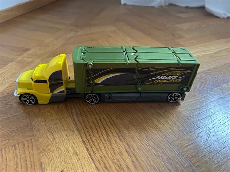 Se produkter som liknar Hot Wheels Transportbil med s på Tradera 679609917