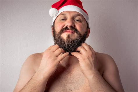 Hombre De Santa Claus Halfnaked Barbudo Rascarse La Cara Con Ambas