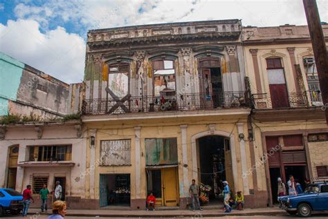 Escena Callejera Con Coches Antiguos Cl Sicos Y Edificios Coloridos