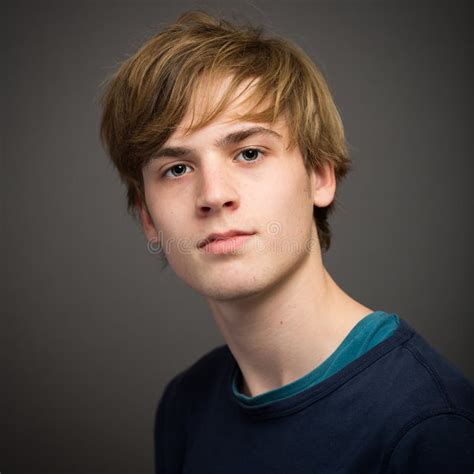 Jeune Femme De Sourire Blonde Dans L obscurité Image stock Image du modèle blonde 51982659